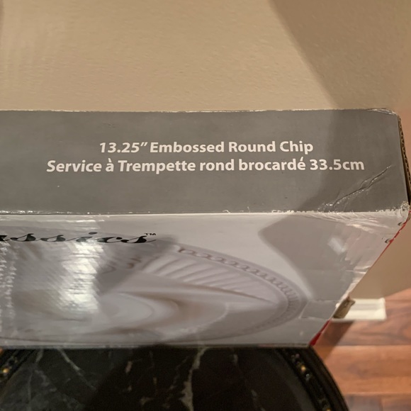 White ceramic embossed round chip - Picture 3 of 5